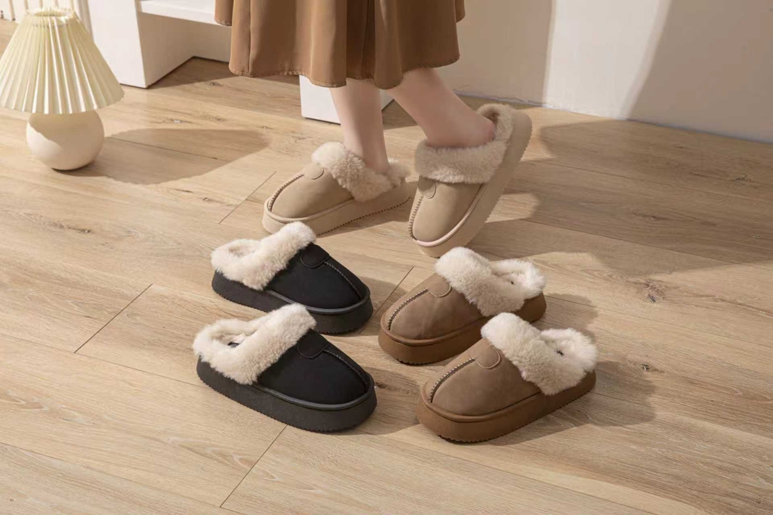 נעלי בית פלטפורמה פרווה 36-41 נשים (שחור/אופוויט)