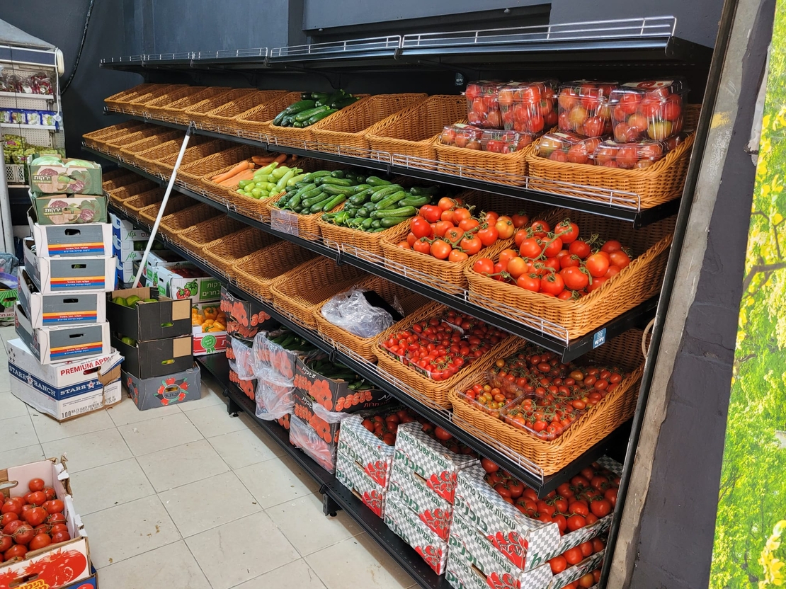 בסטות לפירות וירקות בשילוב ארגזי עץ או סלסלות במגוון מידות