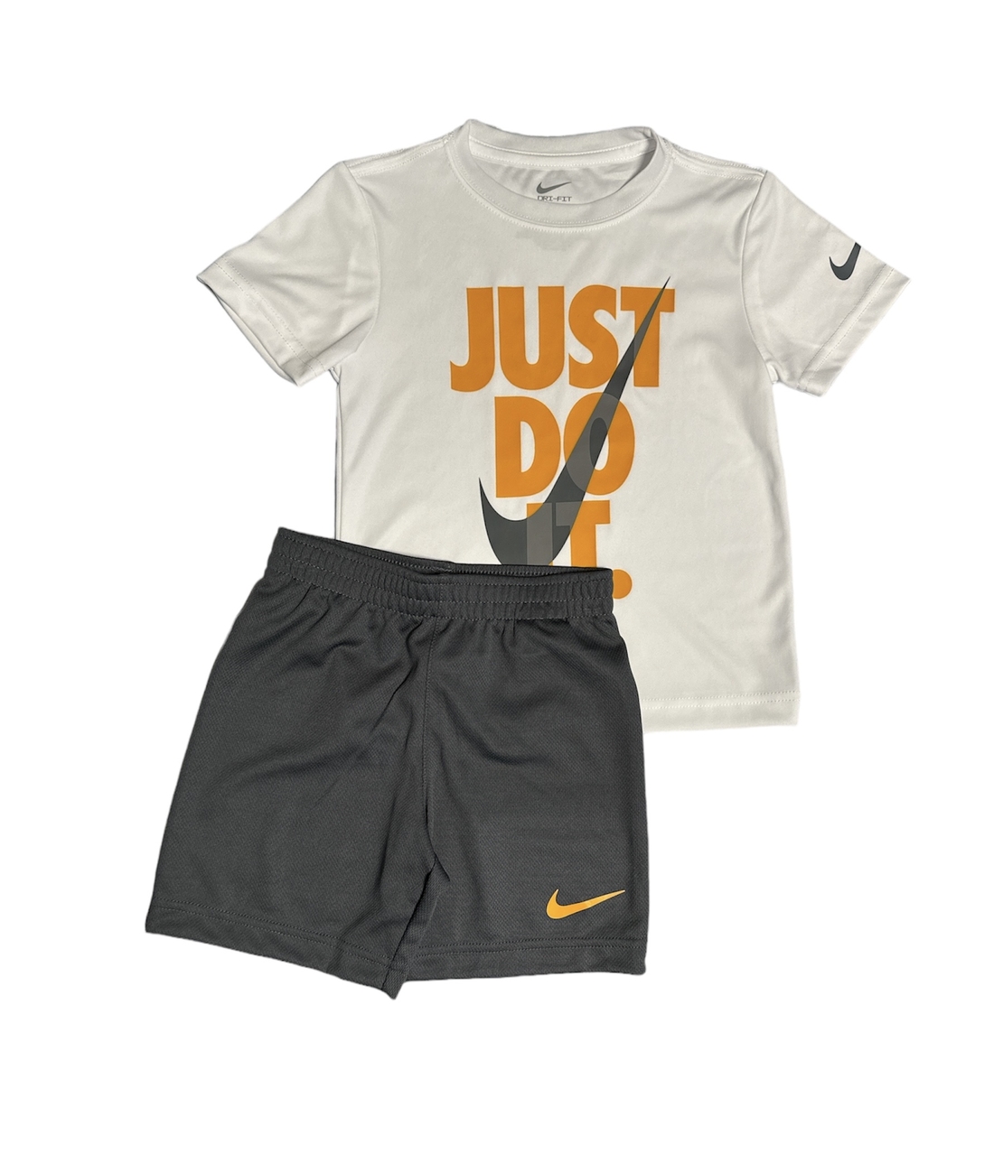 חליפת מכנס NIKE דרייפיט לבן אפור עכבר כיתוב לוגו בכתום