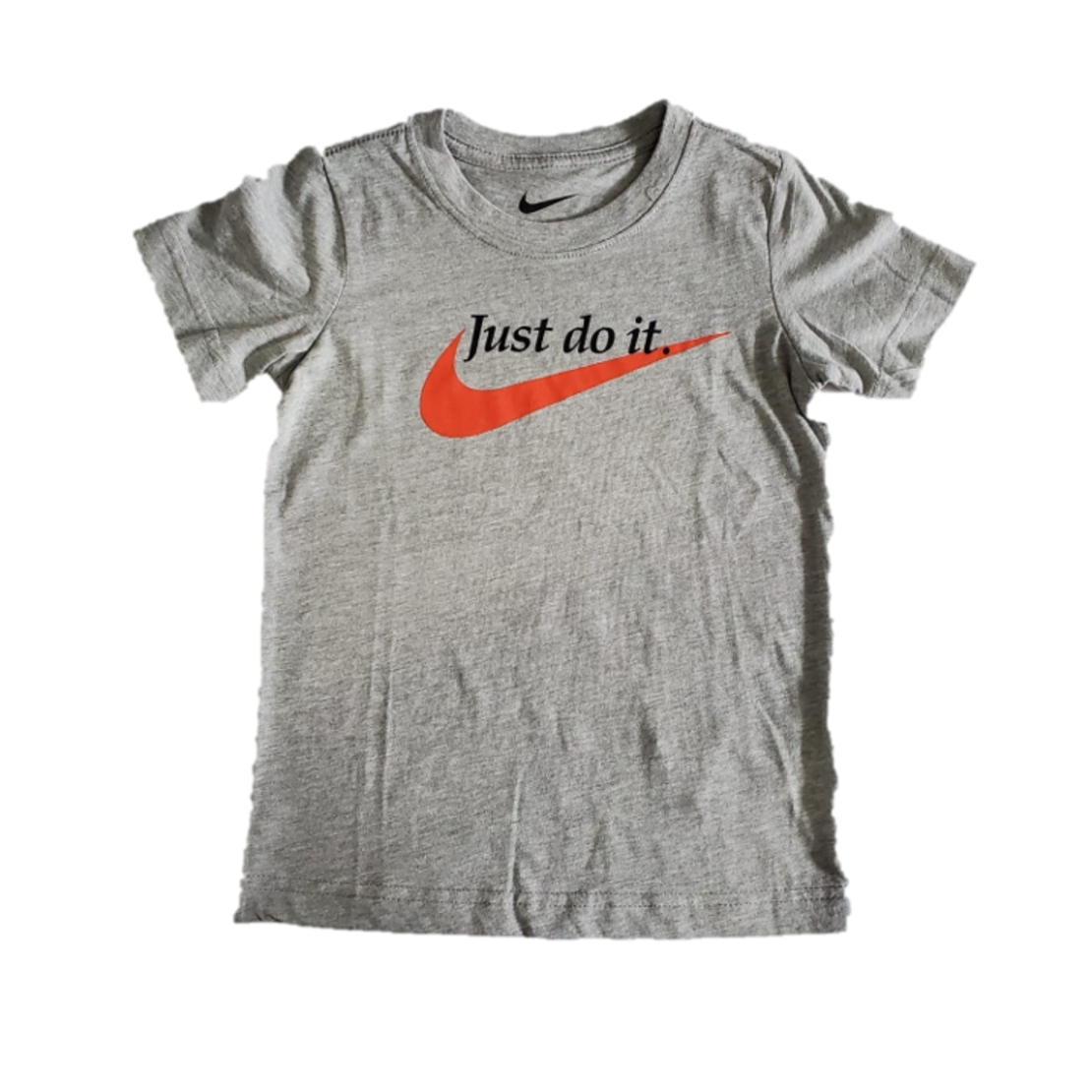 חולצת NIKE אפורה ג'ינס כיתוב just do it בשחור וי כתום
