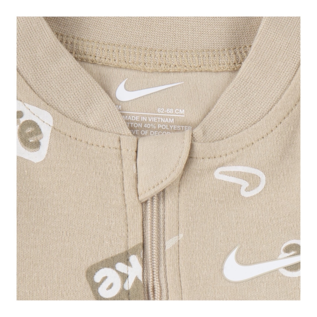 אוברול NIKE בז' הדפסי NIKE בריבוע לאורכו