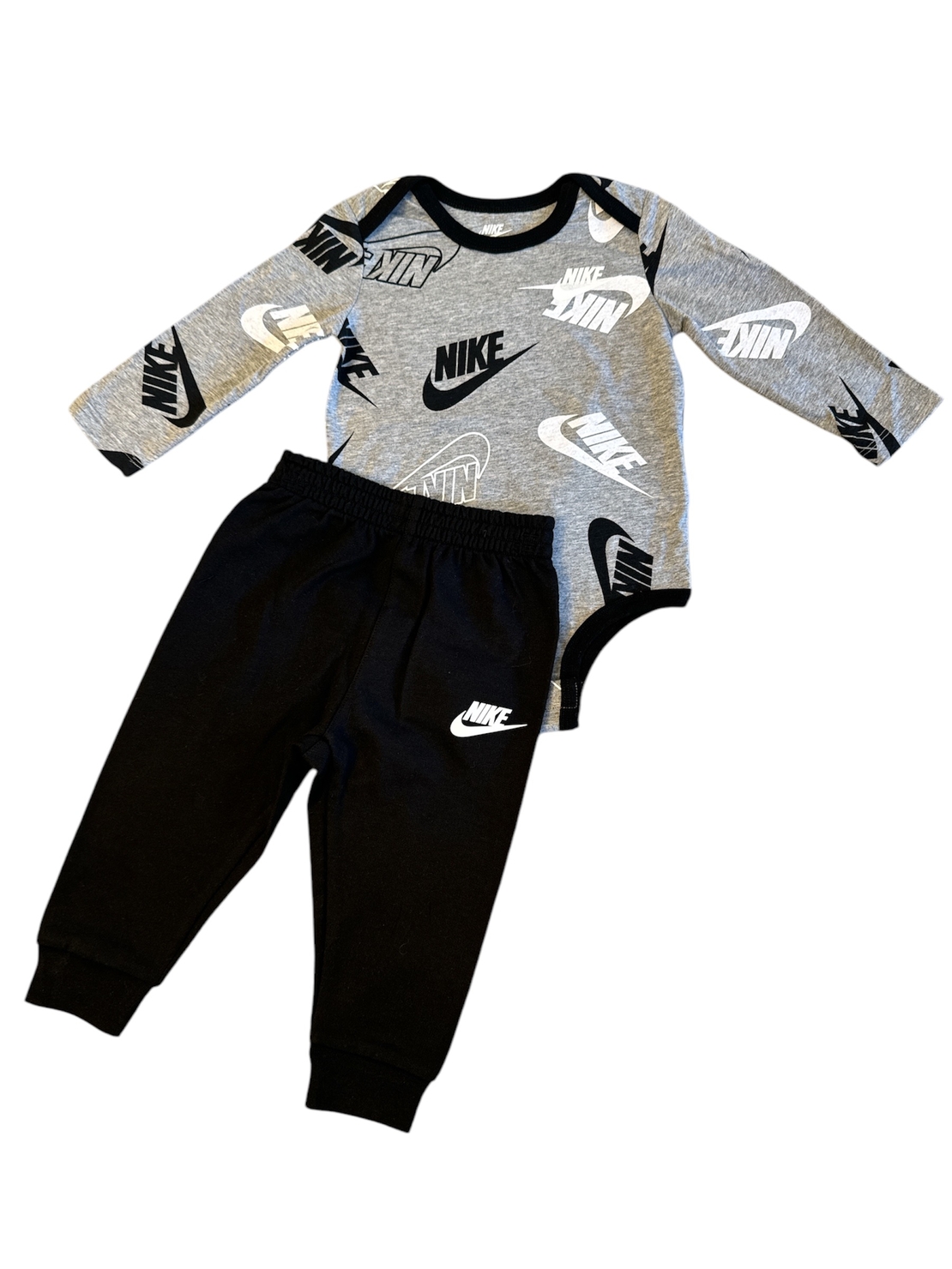 חליפת מכנס Nike בייבי שחור בגד גוף אפור לוגו לאורכו