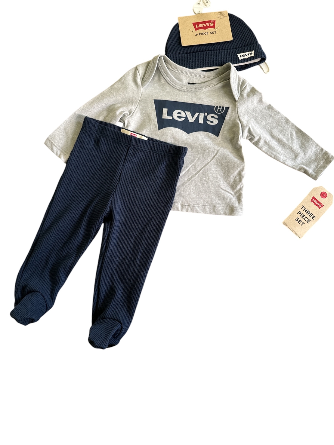 מארז לתינוק 3 חלקים Levi's חליפת מכנס וכובע תואם