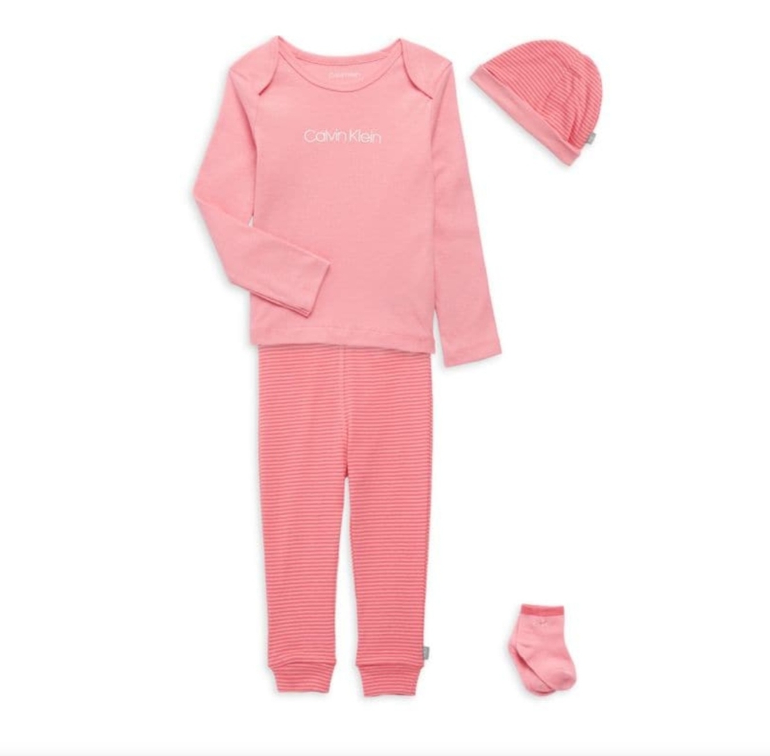 סט 4 חלקים Calvin klein בייבי: מכנס, חולצה, כובע וגרביים ורוד