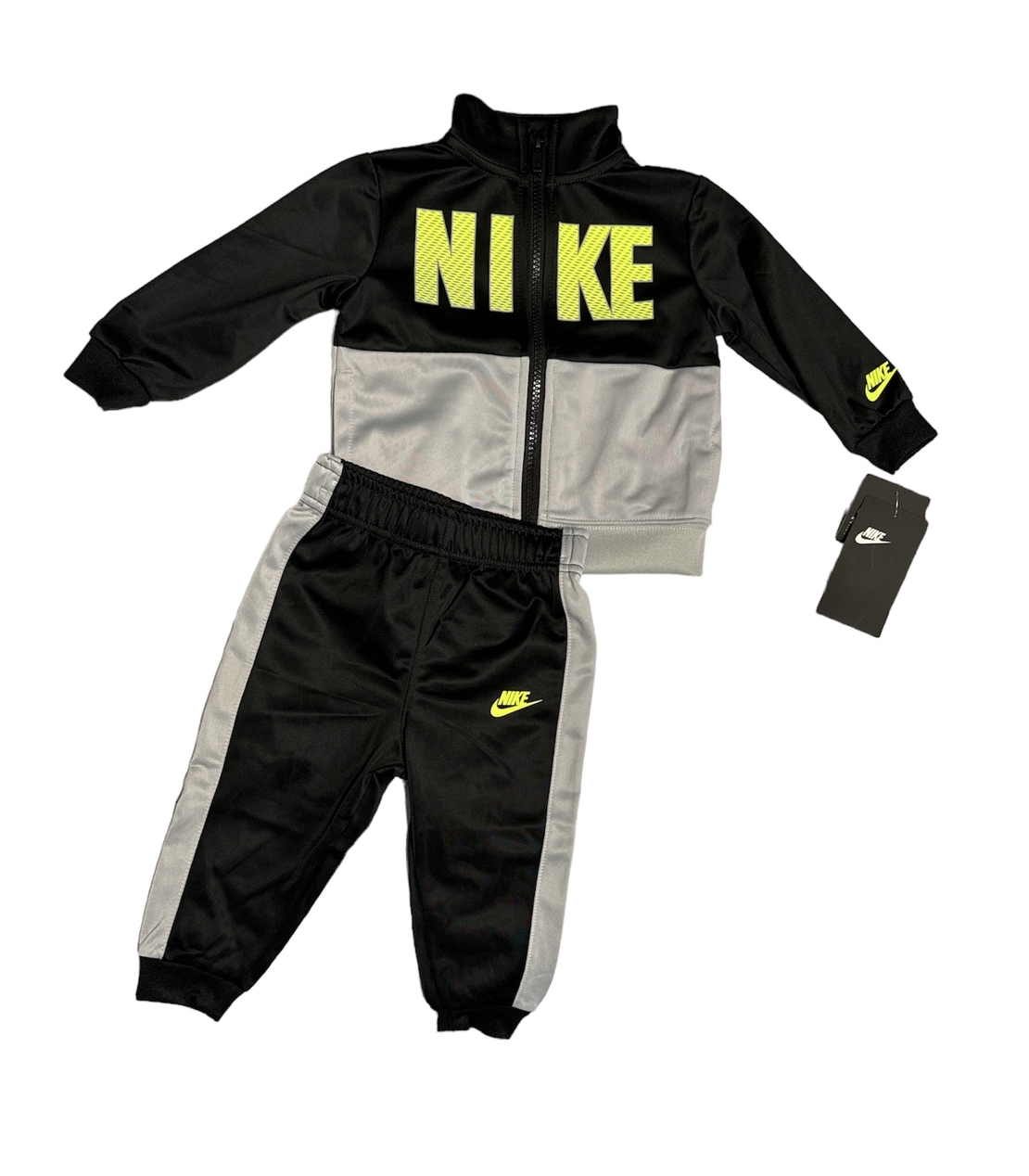 חליפת מכנס NIKE בייבי שחור אפור כיתוב לרוחב בזוהר בחזה