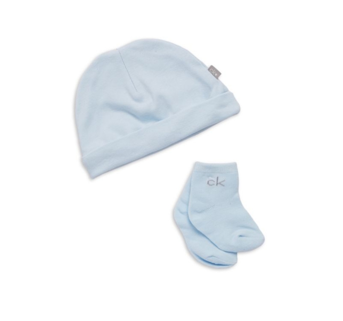 סט 4 חלקים Calvin klein בייבי: מכנס, חולצה, כובע וגרביים תכלת