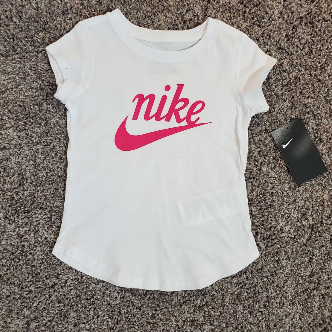 חולצת NIKE לבנה כיתוב לוגו בורוד