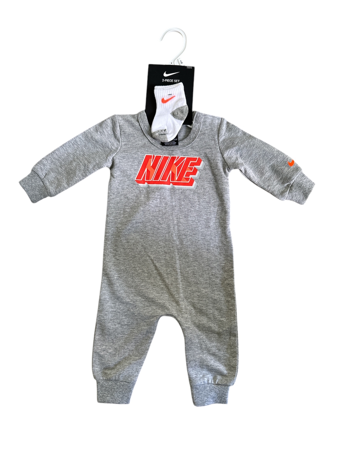 מארז NIKE לתינוק אוברול תיקתקים שרוול ארוך וזוג גרביים תואמות