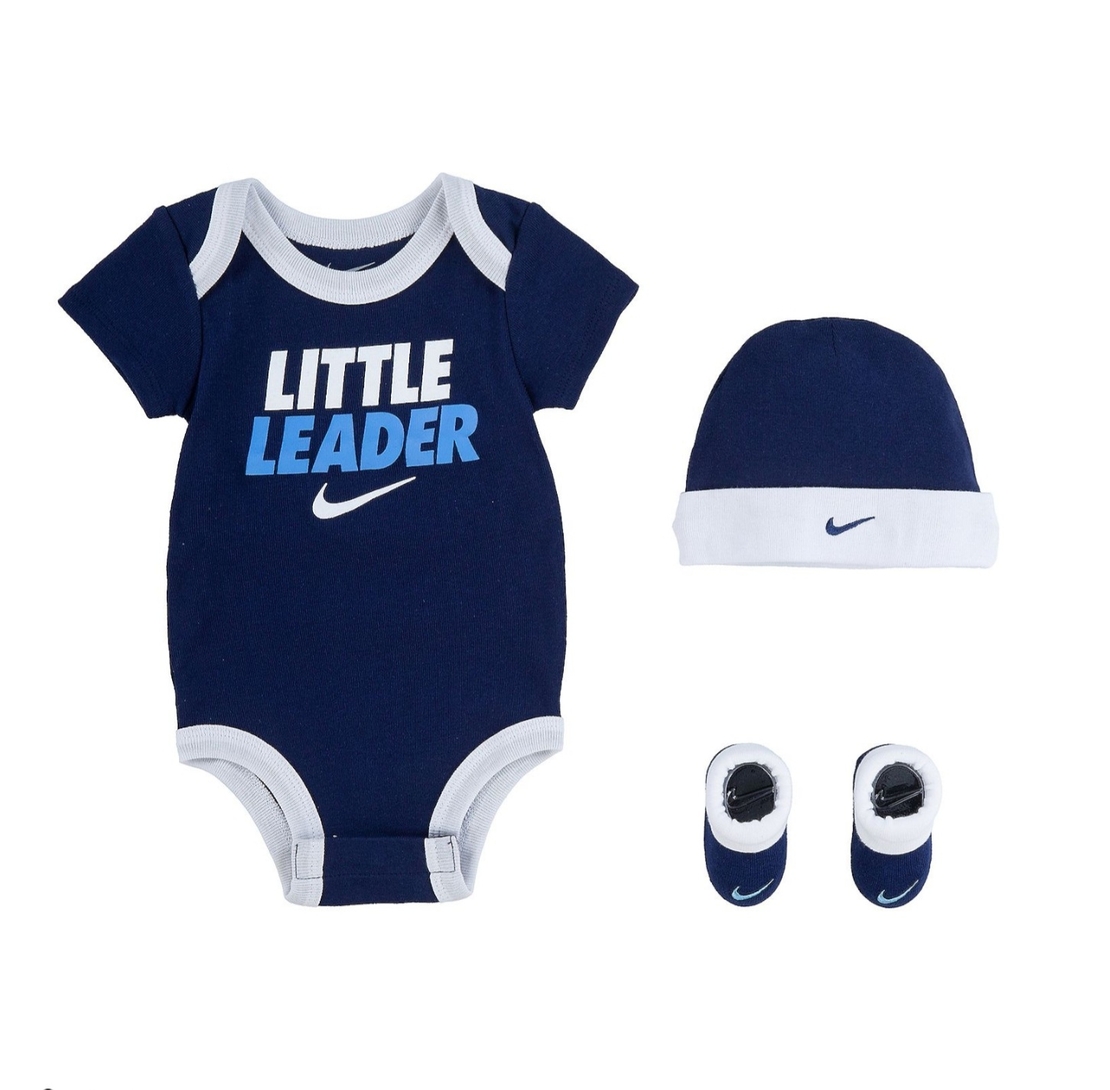 מארז NIKE לתינוק בגד גוף קצר כובע וגרביים כחול 