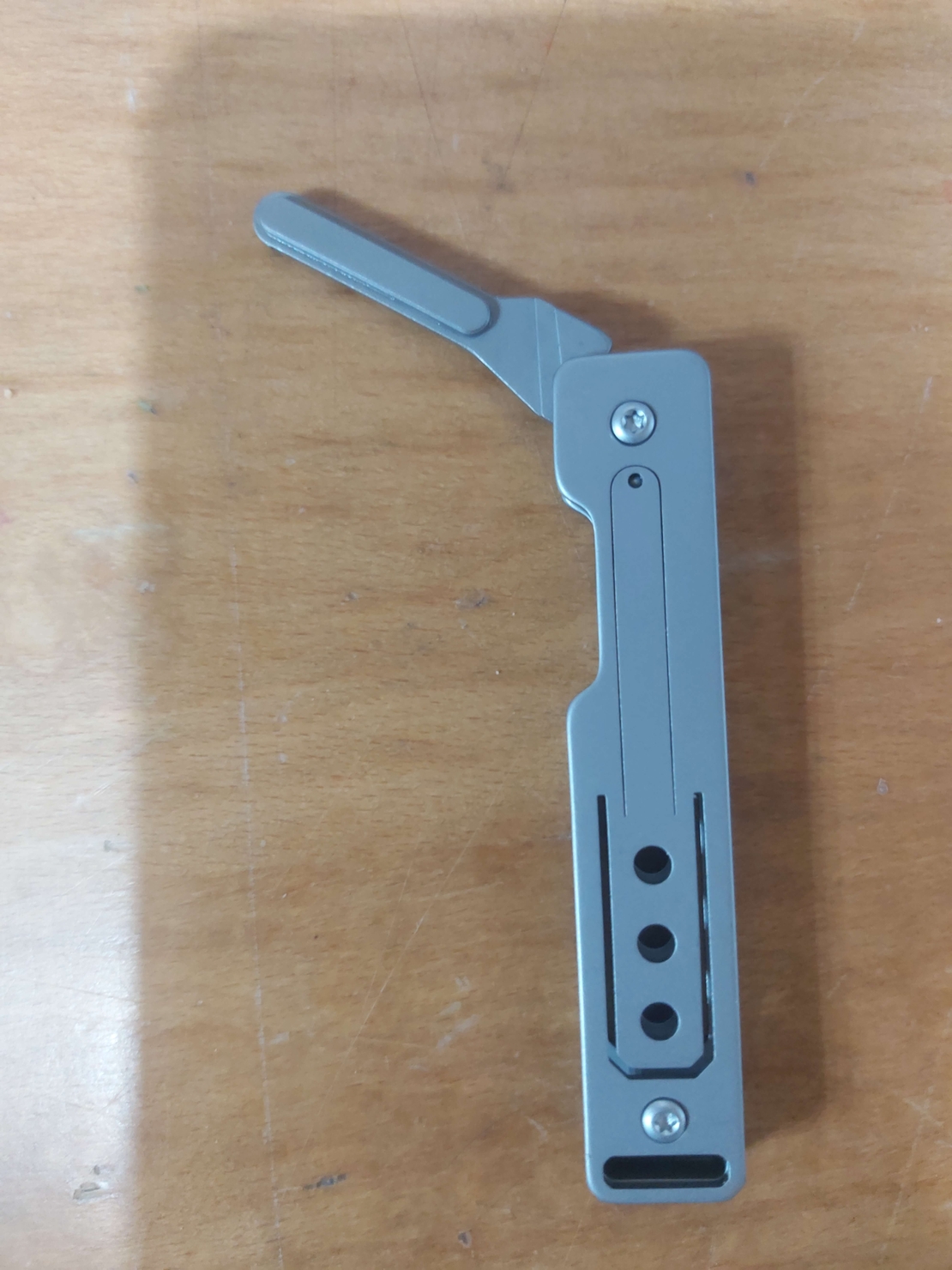 Folding handle for scalpel blade 23