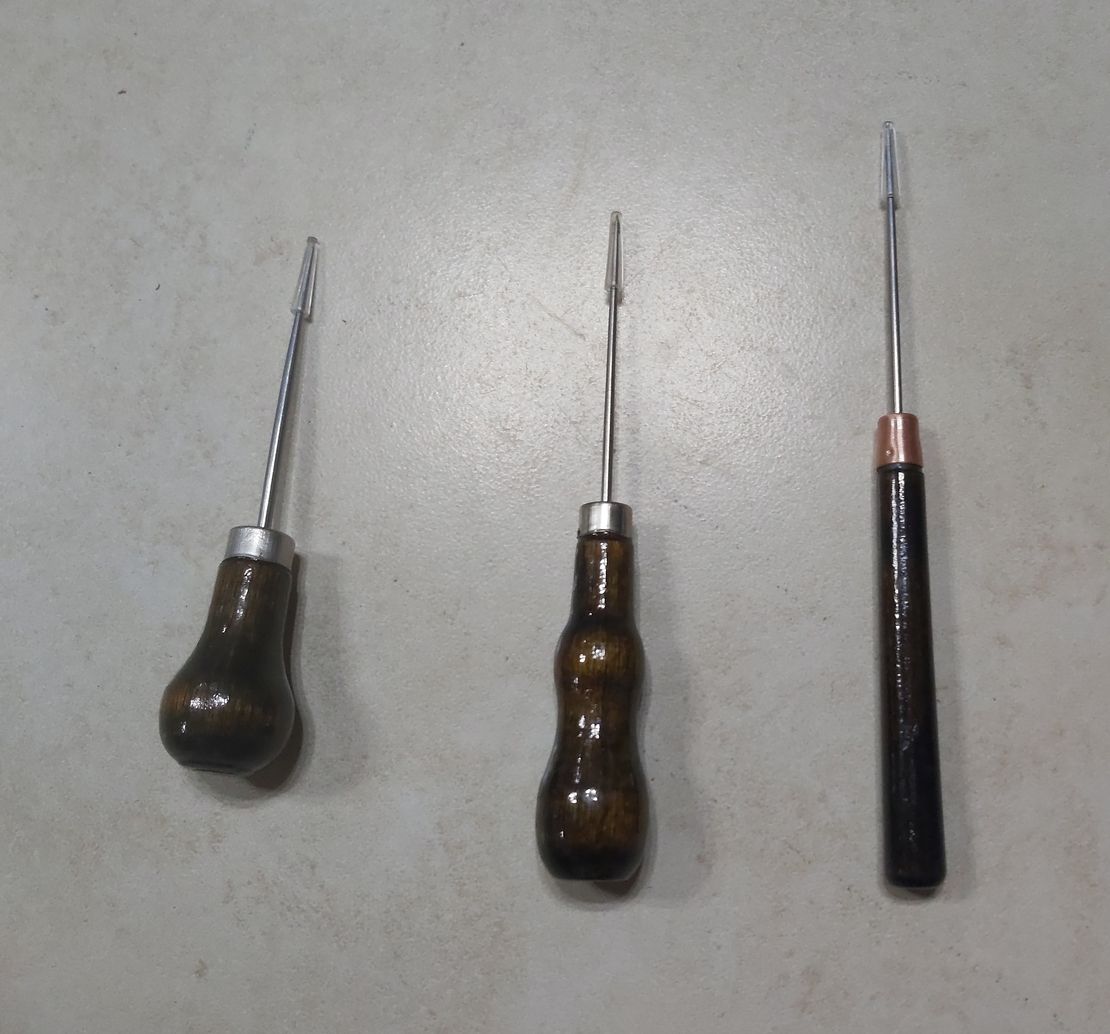 An awl for renewing an engraving.