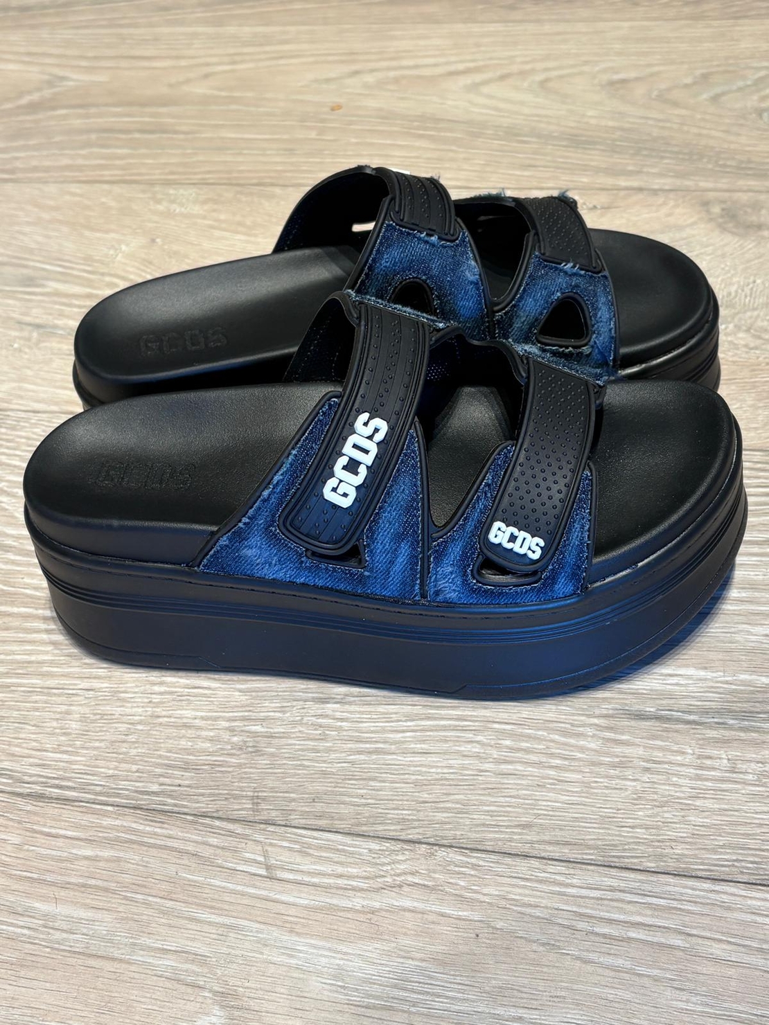 GCDS שחור עם שילוב גינס