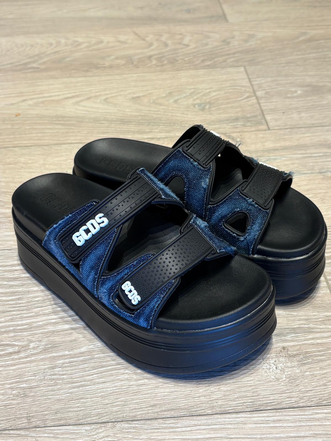 GCDS שחור עם שילוב גינס