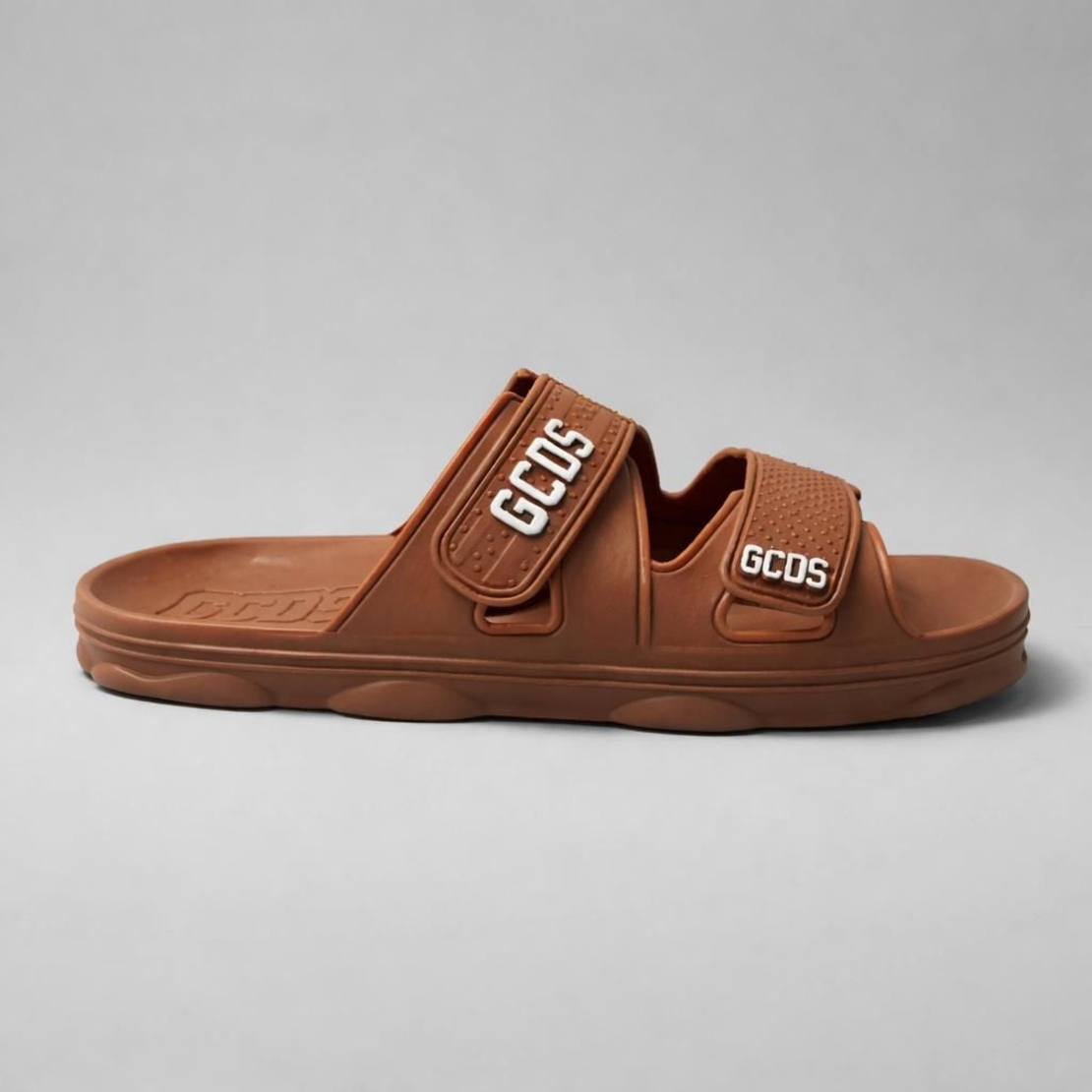 GCDS כפכף נמוך - חום