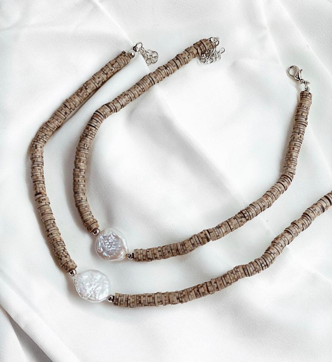 שרשרת דיסקיות חומה בשילוב פנינה