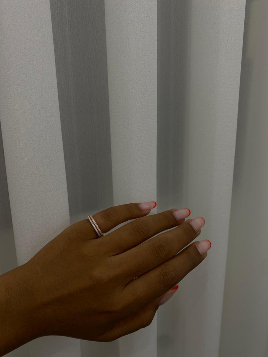 טבעת זרת כסף 925 בציפוי רוז גולד - פס זרקונים