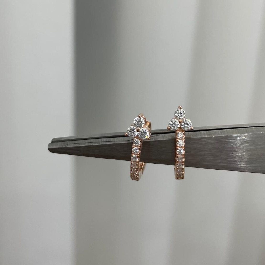 עגילים כסף 925 בציפוי רוז גולד - חישוק עם 3 זרקונים