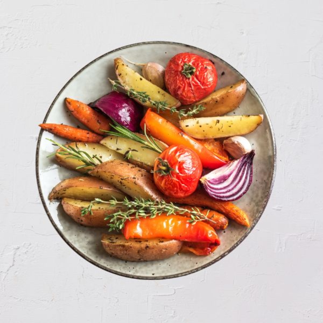 ירקות שורש צלויים (גזר, קולורבי, קישואים, כרוב)- (טבעוני)