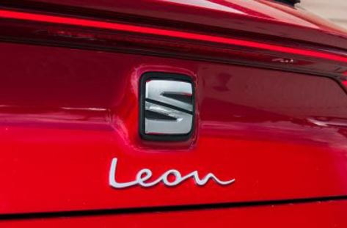 כיתוב LEON מחובר ללאון דור 4