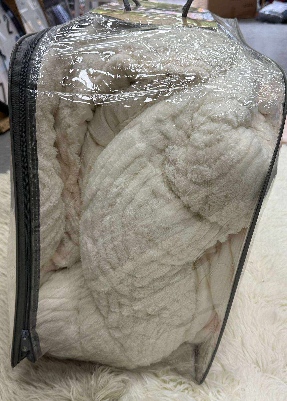 -                                                                                                                                                  דגם סט מצעים חורפי עם שמיכת חורף 8 קילו- לבן קרם