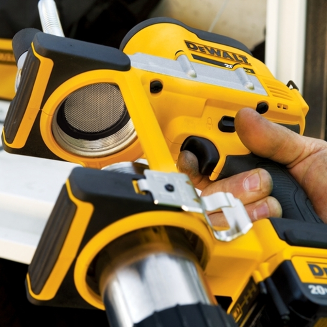 אקדח גריז נטען + סוללה DeWALT DCGG571M1 18V 4Ah דיוולט