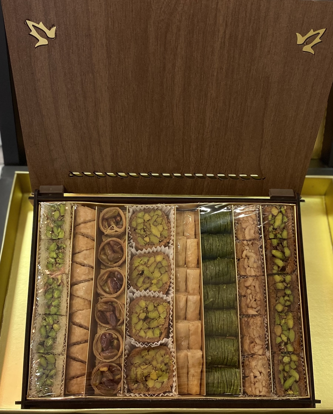 מארז ממתקים עץ עם שם העסק שלכם 1kg 