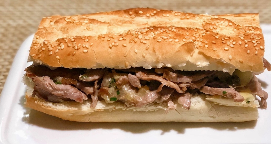 כריכים בבגט צרפתי במילוי רוסטביף מגש 15 יחידות