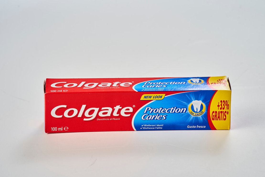 משחת שיניים קולגייט משפחתית אדומה - Colgate