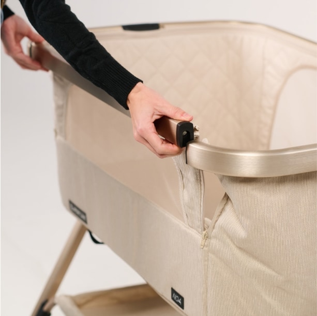 עריסה נצמדת NOA לבן שלד דמוי עץ