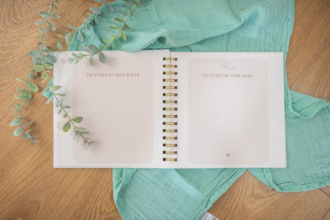 BABY BOOK - מארז ספר השנה הראשונה + קיט טביעת יד/רגל