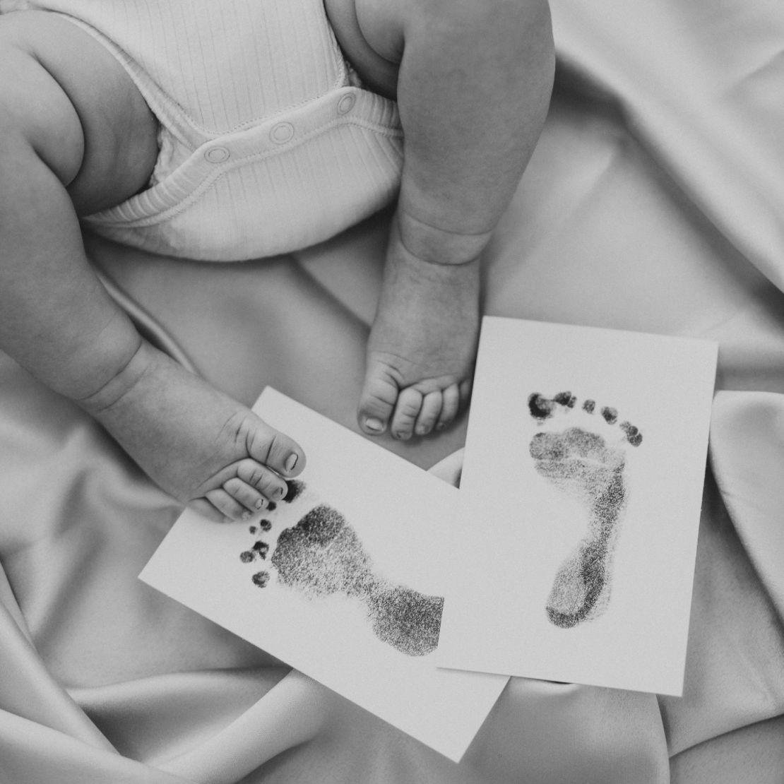 BABY BOOK - מארז ספר השנה הראשונה + קיט טביעת יד/רגל