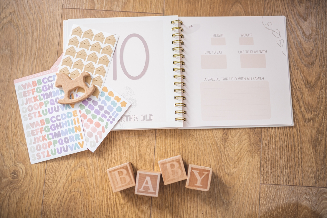 BABY BOOK - מארז ספר השנה הראשונה + קיט טביעת יד/רגל