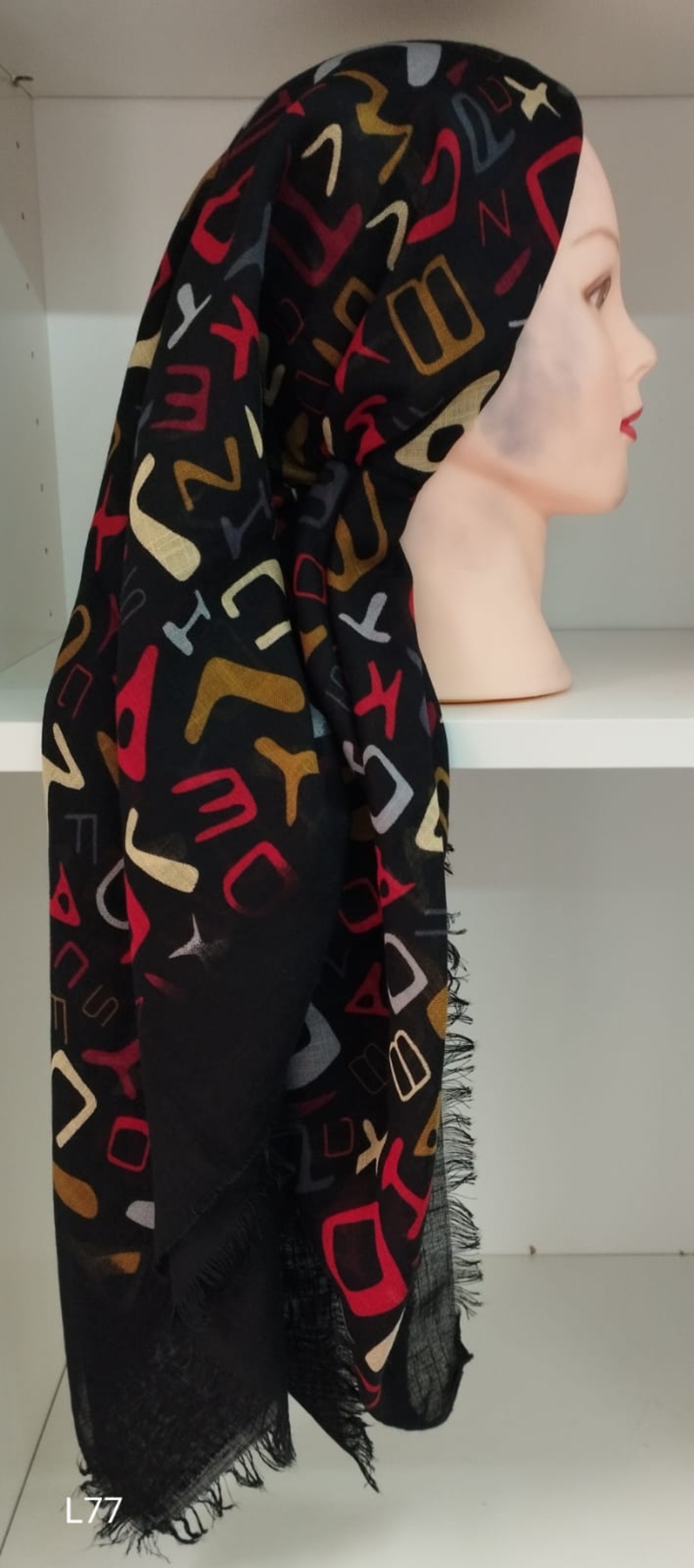 מטפחת קשורה עם סרט גומי מונע החלקה צבעוני אותיות אדום זהב שמנת