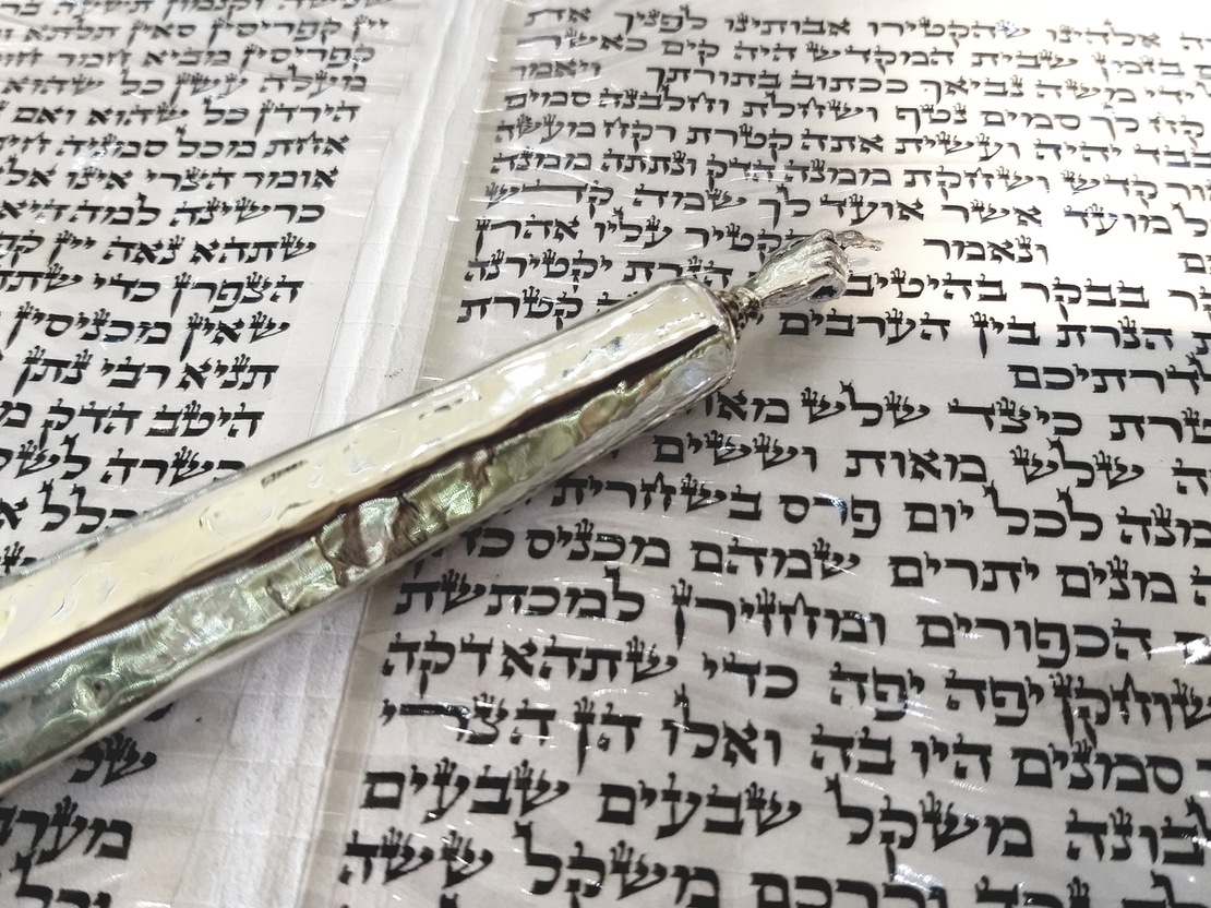 יד לספר תורה 