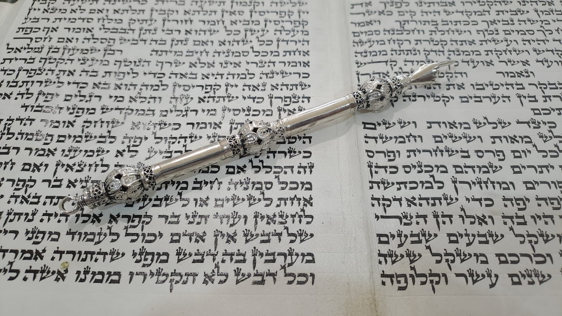 Torah pointer 