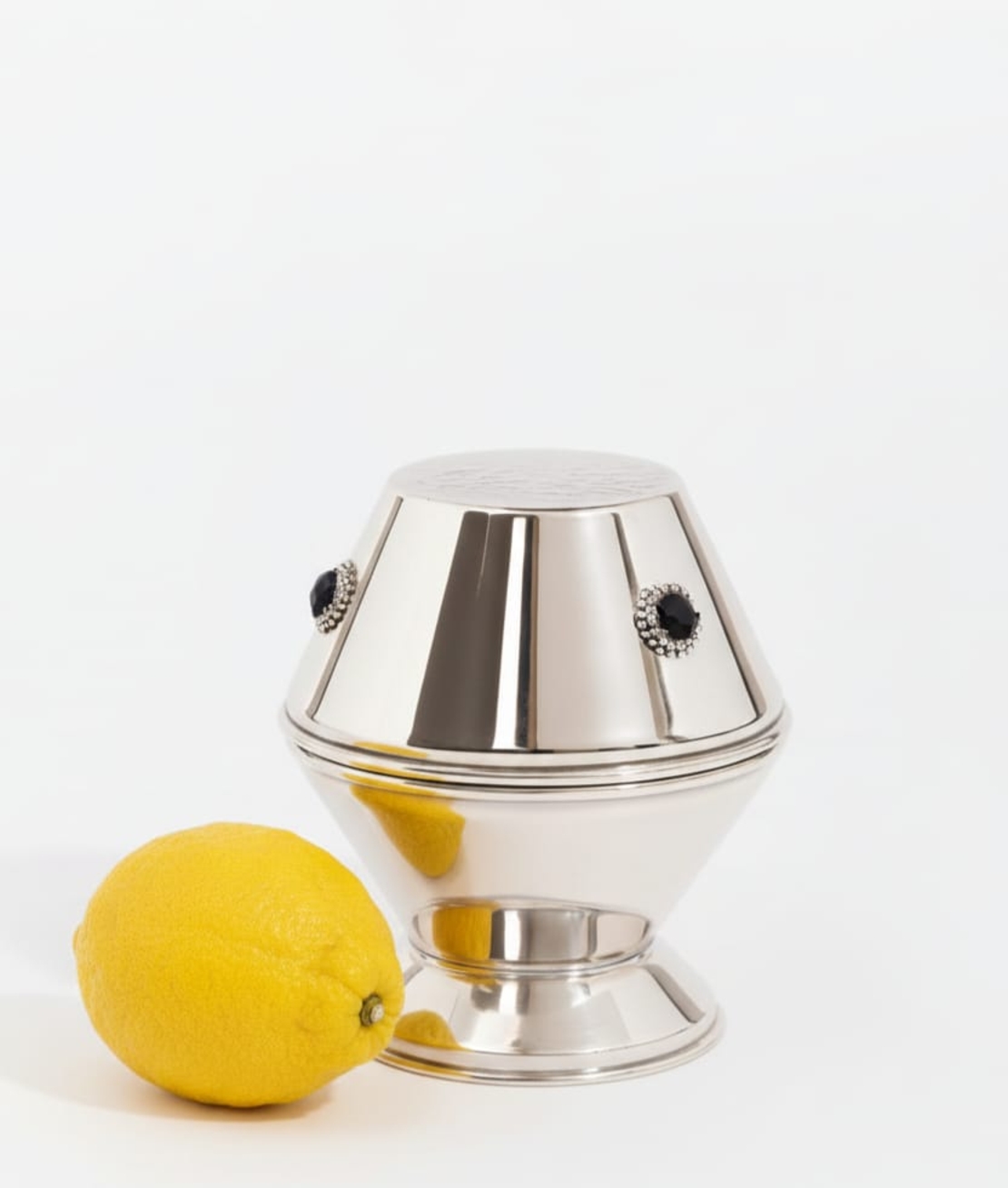 Yoni pure silver etrog box