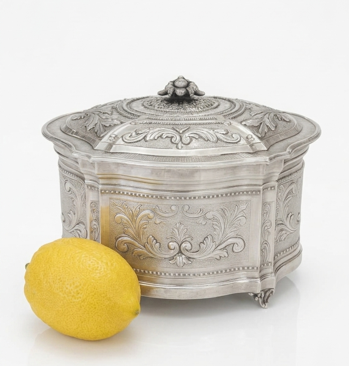 An impressive etrog box decorated by hand in pure 925 silver alongside an etrog