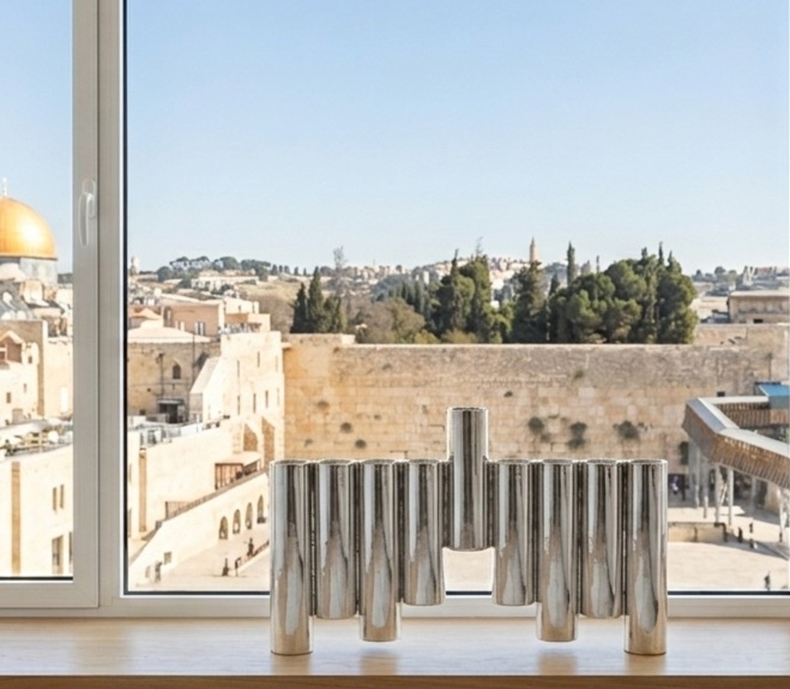 חנוכייה דגם מדורג | חנוכיית כסף טהור בעיצוב בלעדי ומודרני על אדן חלון ירושלמי