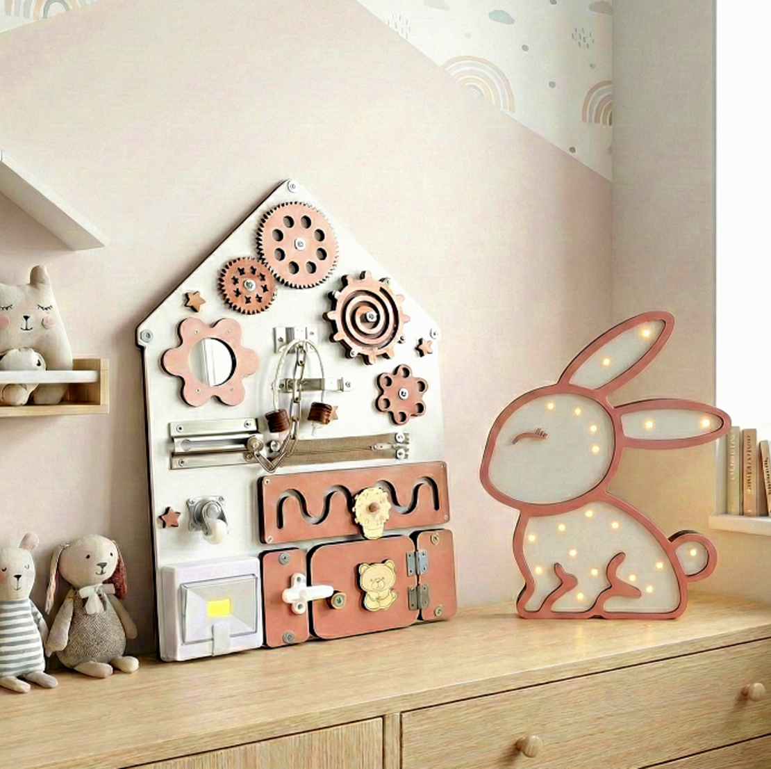 מארז חלומות ורוד – לוח פעילות ומנורת לילה מעץ