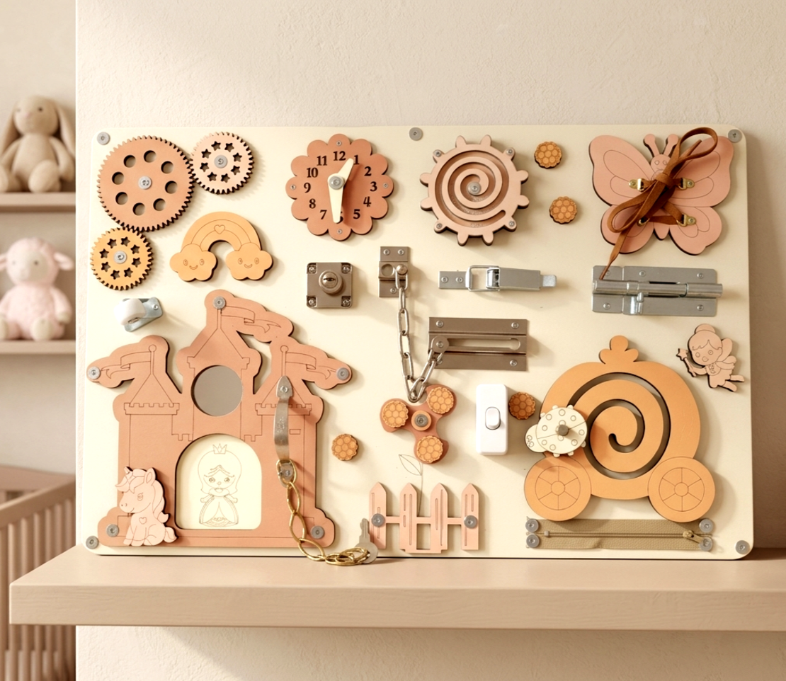לוח פעילות ביזיבורד מעץ לילדים, דגם טירה קסומה בגווני קורל ופודרה, כולל מנעולים, גלגלי שיניים ומשחקי מוטוריקה עדינה.