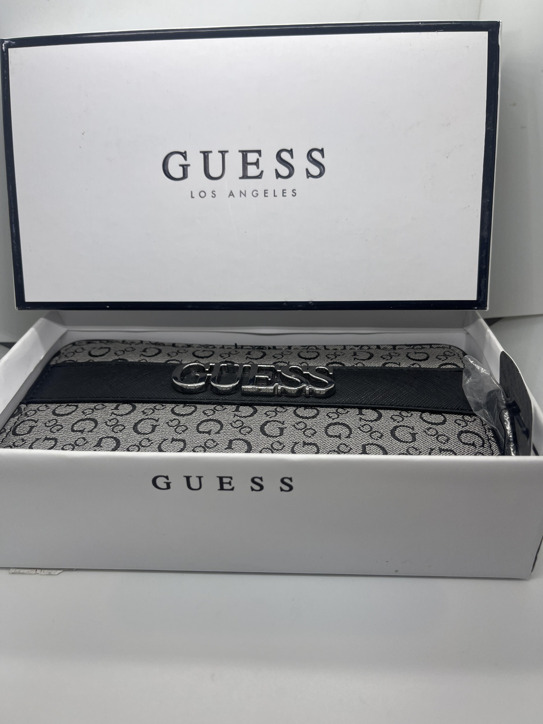 ארנק GUESS ממותג אפור ושחור