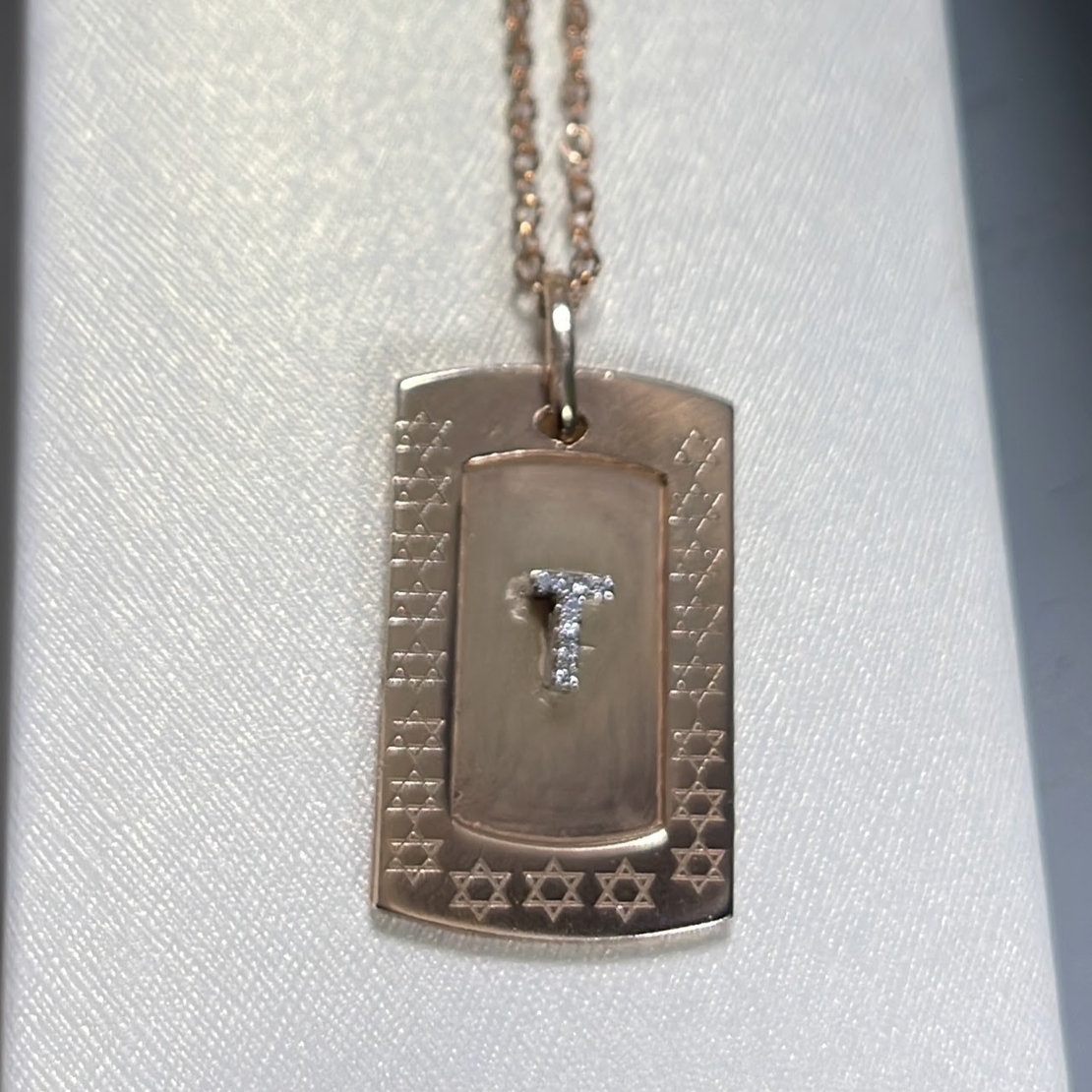תליון מלבני עם אות משובצת