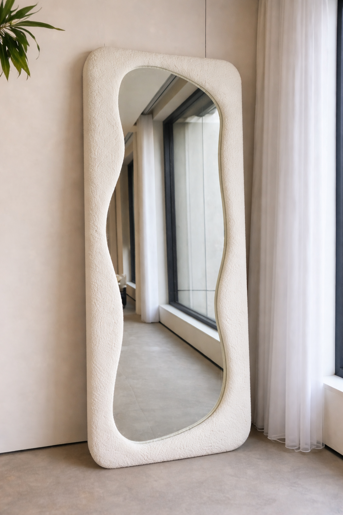 מראה גוף גלית במסגרת בוקלה לבן – דגם Wave 7800