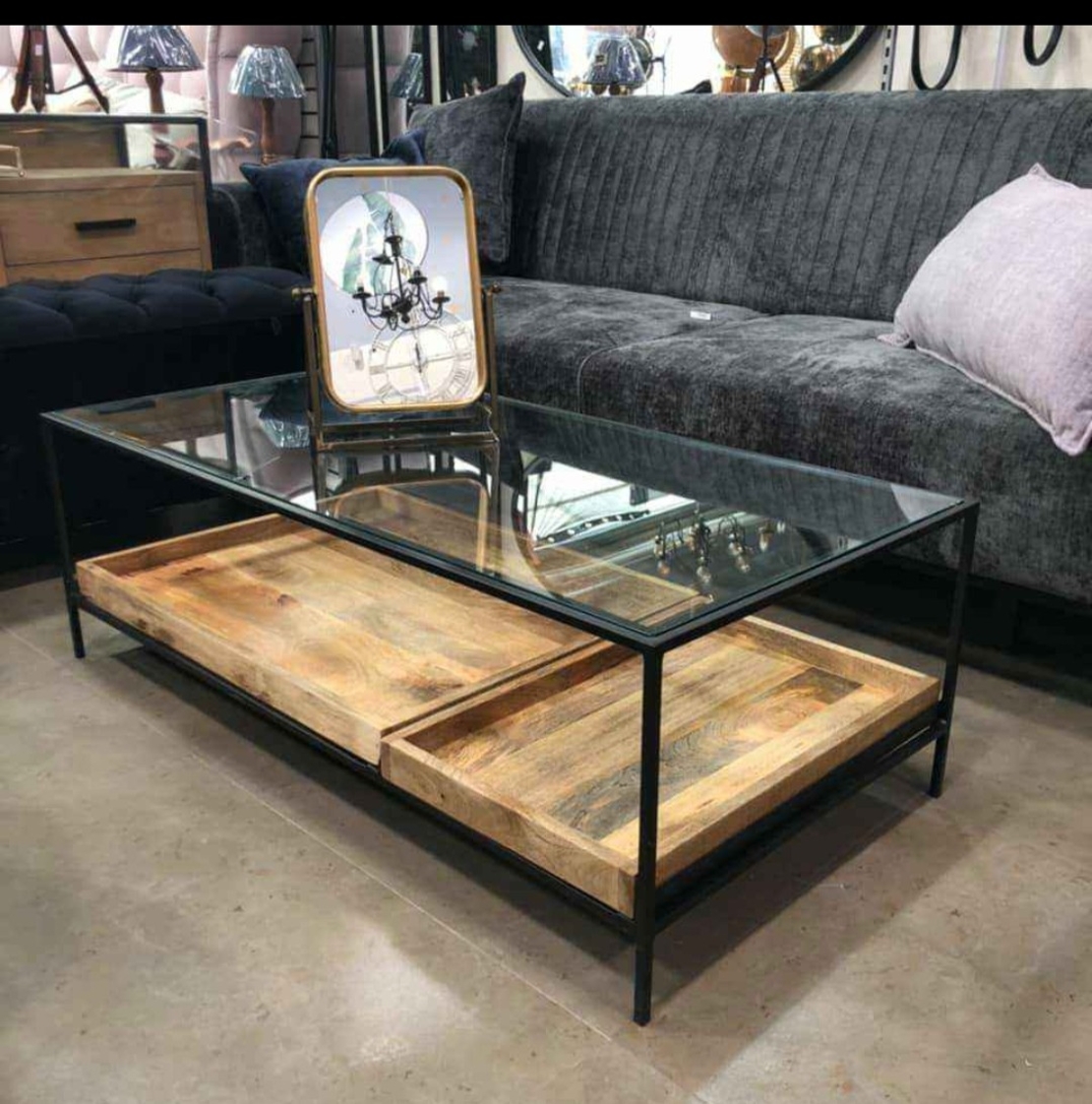 שולחן סלון עם מסגרת שחורה