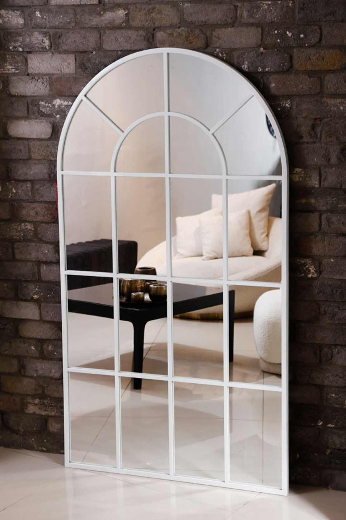 מראת חלון ג’מבו לבנה בעיצוב קלאסי