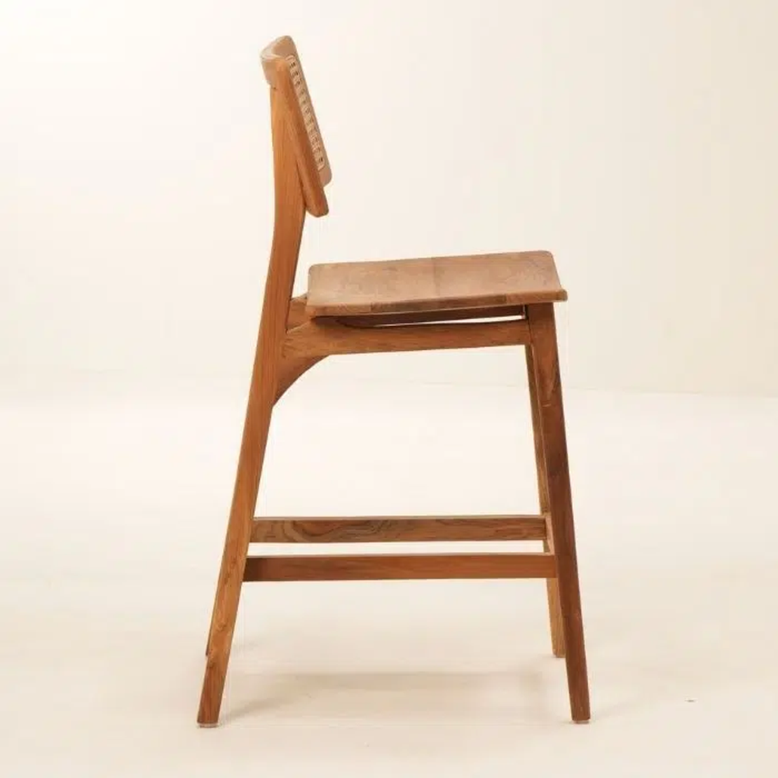 Neo כסא בר מעץ טיק