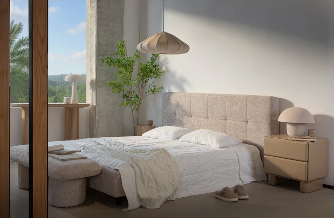 מיטה פיבי קווין סייז בגוון בהיר