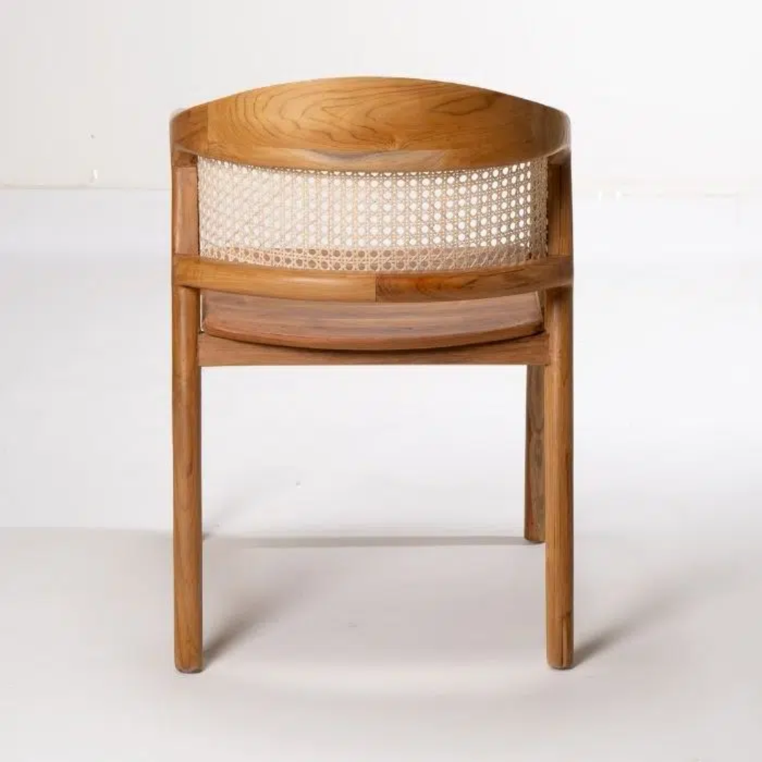 Sally Rattan כסא אוכל מעץ טיק