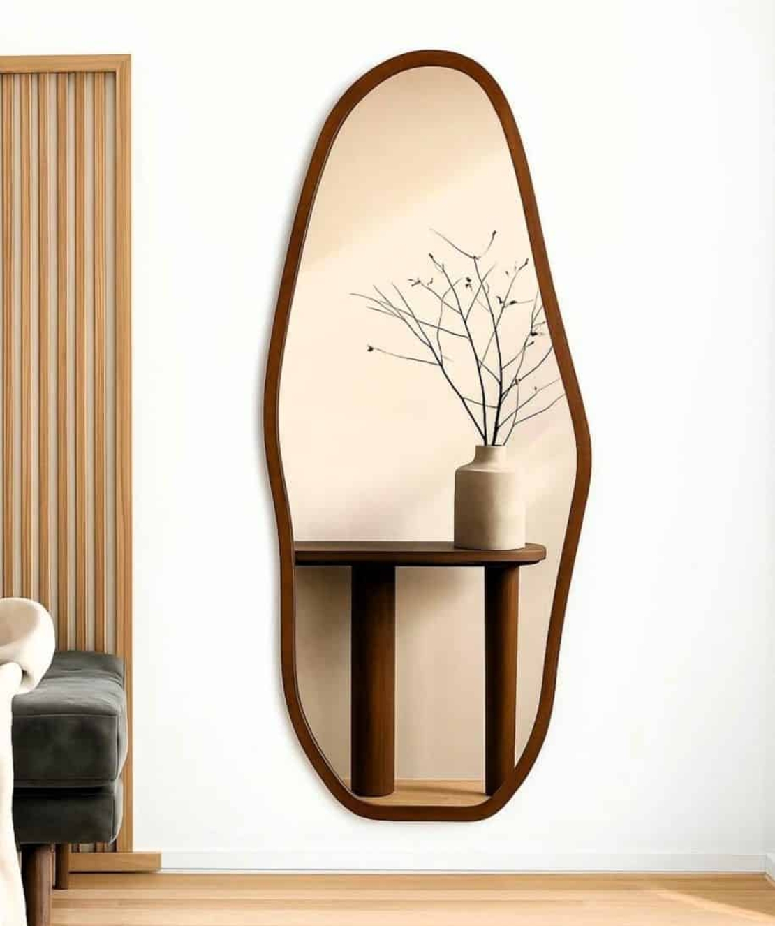 מראה אמורפית עם מסגרת עץ – שילוב מושלם של יוקרה וסטייל