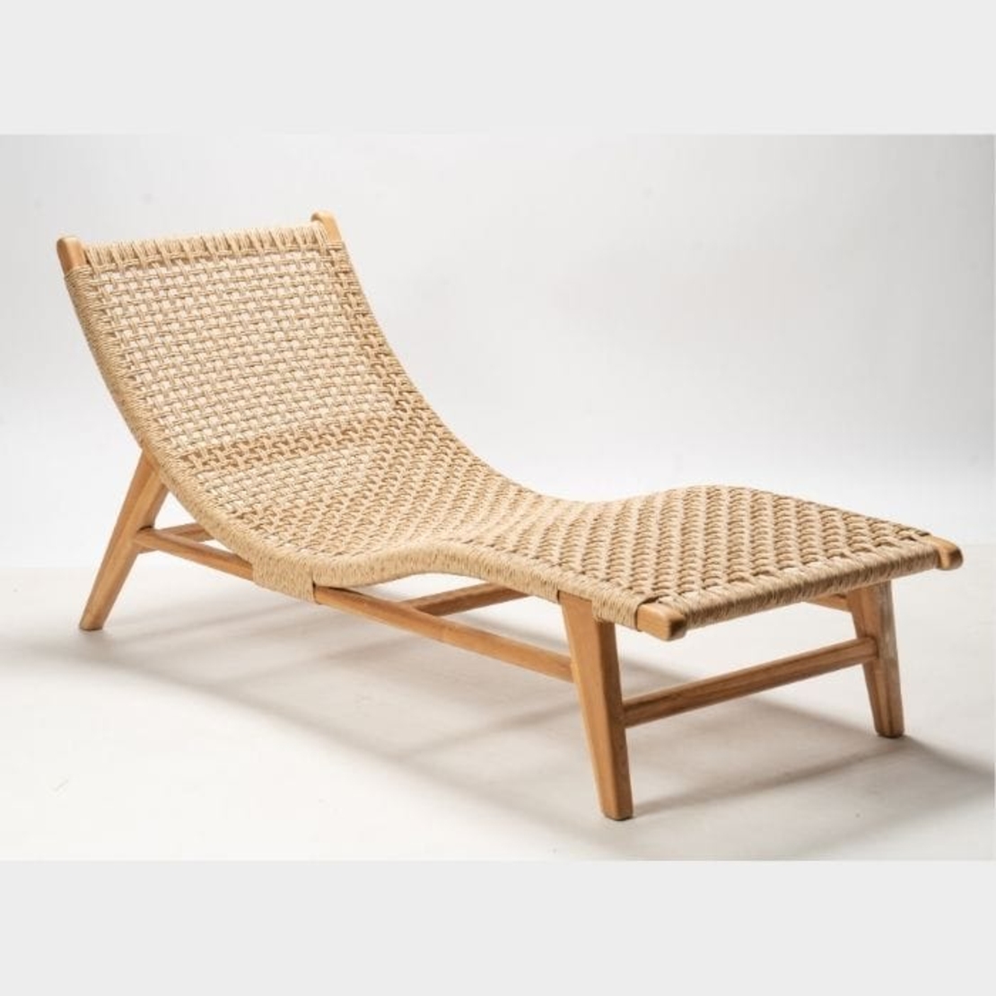 Sloka מיטת שיזוף מעץ טיק וראטן סינטטי